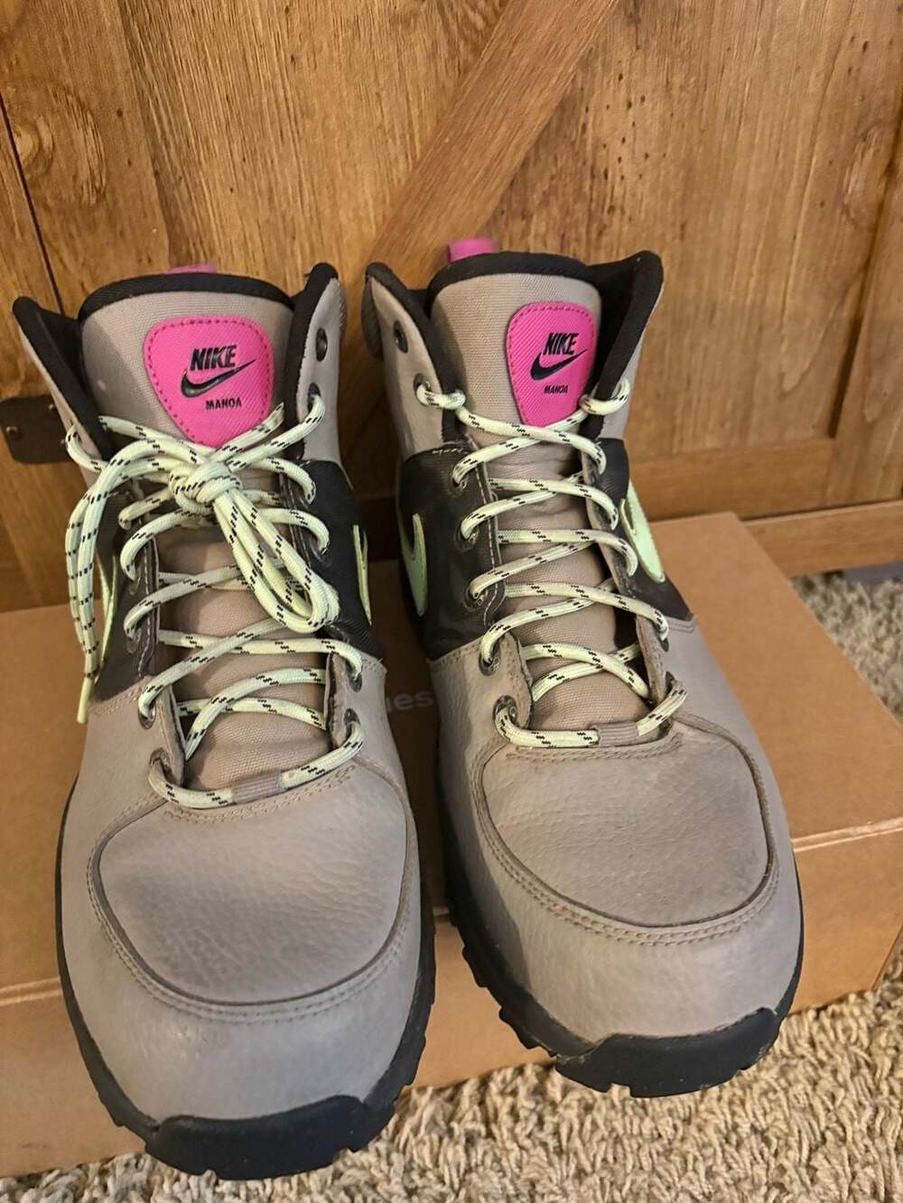 Nike Manoa Leather SE Size 8.5 Enigma Stone Lime CW7360-002